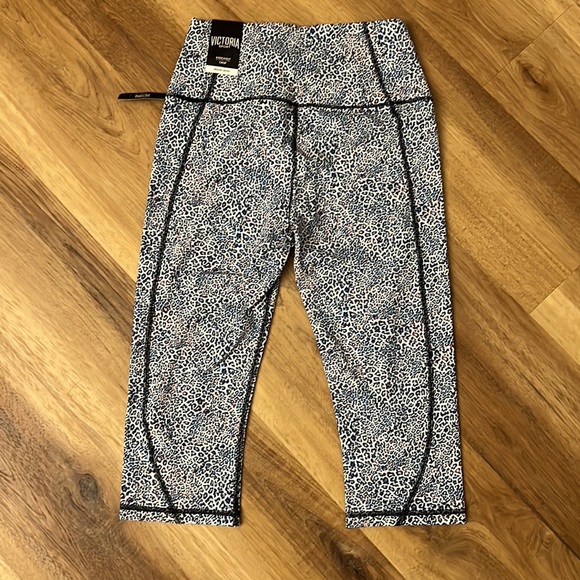 NWT Victoria’s Secret Leopard Knockout Crop Tights - Picture 2 of 4